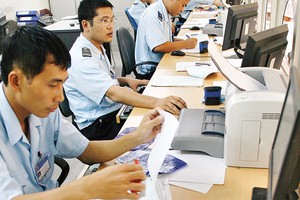 Phần lớn thời gian thông quan hàng hóa phụ thuộc vào thủ tục và nộp thuế của doanh nghiệp