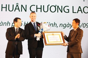 Niềm vui của ông Dominic Scriven khi đón nhận      
Huân chương Lao động hạng Ba của Nhà nước Việt Nam