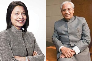 Vinita Gupta trái - Desh Bandhu Gupta phải.