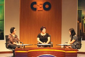 Bà Nguyễn Thị Xuân Hồng, Giám đốc Công ty TNHH Sản xuất điện tử Hiệp Hưng (giữa) trong vai trò CEO