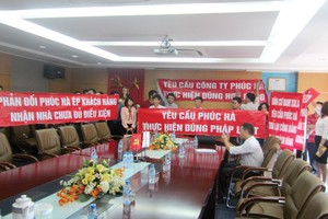 Khách hàng bức xúc phản đối Công ty Phúc Hà bàn giao căn hộ khi dự án chưa đủ điều kiện bàn giao - Ảnh: Trọng Tuyến