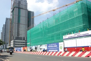 Hình ảnh thực tế tại công trường của khu căn hộ Sunrise City – North Towers với vị trí đắc địa tại cửa ngõ Nam Sài Gòn, thuận tiện trong mọi giao dịch cho người làm việc tại office-tel