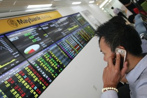 Chứng khoán đang có lợi thế trong thu hút dòng tiền - Ảnh: Lê Toàn