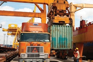 Nhập siêu, tính theo tháng, đã quay trở lại và đó là dấu hiệu để kỳ vọng sự hồi phục mạnh hơn của hoạt động sản xuất - kinh doanh