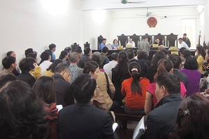 Hàng chục bị hại đã có mặt tại phiên xét xử Lê Hồng Bàng