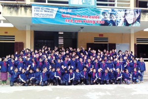 Học sinh Trường Phổ thông Dân tộc Bán trú THCS Lũng Cú mặc áo ấm do DHG trao tặng