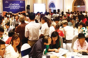 Khách hàng chen lấn tìm hiểu Dự án Vinhomes Nguyễn Chí Thanh