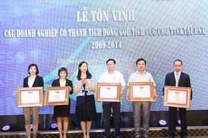 Bà Nguyễn Thị Liên Hoa, Phó chủ tịch UBCK tặng Bằng khen cho các doanh nghiệp niêm yết trên HNX