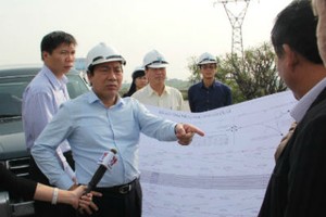 Thứ trưởng Bộ GTVT Nguyễn Hồng Trường tại buổi kiểm tra hiện trường thi công đường Pháp Vân - Cầu Giẽ