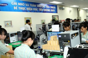 Sản xuất điện thoại di động ở Nhà máy Samsung Thái Nguyên