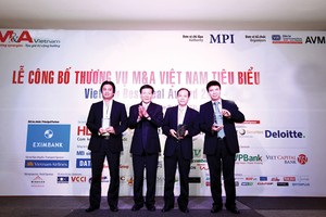 Ông Trịnh Thanh Cần , Giám đốc điều hành Khối Tài chính doanh nghiệp HSC (ngoài cùng bên trái) nhận Kỷ niệm chương Thương vụ tư vấn M&A tiêu biểu, một giải thưởng do Báo Đầu tư tổ chức bình chọn.
Ảnh: Lê Toàn