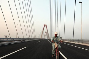 Nhiều dự án, trong đó có cầu Nhật Tân, đang được thi công gấp để đưa vào khai thác đầu năm 2015