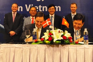 Đại diện Vestas và Phú Cường ký kết hợp tác làm dự án năng lượng gió