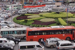 Mật độ phương tiện giao thông dày đặc, chuyện trầy xước xe như cơm bữa  