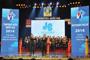 Phó Thủ tướng Hoàng Trung Hải trao biểu trưng Thương hiệu Quốc gia cho đại diện HBC