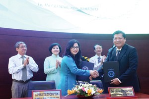 HOSE và Ban đổi mới quản lý doanh nghiệp TP. HCM ký kết Biên bản ghi nhớ hợp tác - Ảnh: Lê Toàn