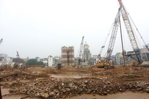 Dù mới được khoan cọc nhồi, nhưng đã có nhiều đối tượng mạo nhận giới thiệu bán hàng và thu tiền tại Dự án Tràng An Complex - Ảnh: Trọng Tuyến