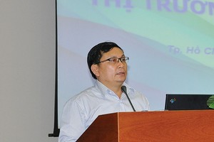 Ông Nguyễn Sơn, Vụ trưởng Vụ Phát triển thị trường, UBCK cho biết, UBCK sẽ cân nhắc về thời hạn 24h hay 72h phải công bố bản tiếng Anh