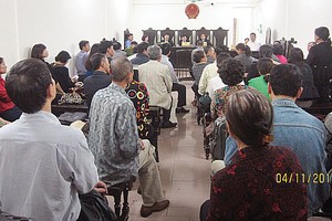 Hàng trăm bị hại có mặt tại phiên xét xử Lê Hồng Bàng.
Ảnh: Hoàng Duy