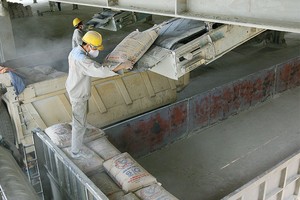 Tiêu thụ xi măng năm 2014 đạt 70 triệu tấn, tăng mạnh 15%, vượt xa dự báo - Ảnh: Hoài Nam