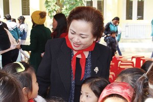 Bà Nga ân cần trò chuyện, động viên các em học sinh nghèo xã Ân Nghĩa, huyện Lạc Sơn, Hòa Bình