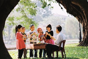 Những cổng làng êm ả, những sinh hoạt văn hóa, trò chơi dân gian như mạch nước ngầm nuôi dưỡng tâm hồn Việt