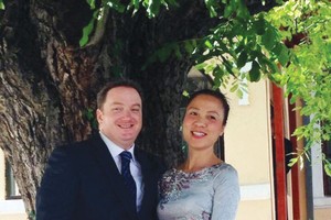 Neil MacGrego và vợ