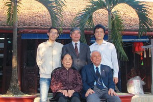 Ông Nguyễn Văn Chủng cùng vợ  (hàng trước), ông Nguyễn Xuân Mai (giữa), con trai Nguyễn Huy Thông (bên phải), cháu Ngô Văn Đạt (bên trái) hàng sau