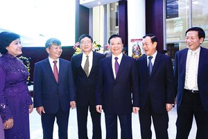 Lãnh đạo Bộ Tài chính, Bộ Kế hoạch và Đầu tư, UBND TP. HCM chia vui tại Lễ trao giải Cuộc bình chọn BCTN 2014