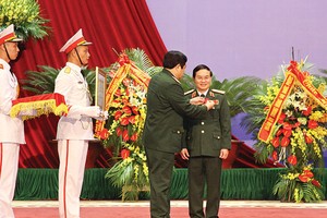 Thừa ủy quyền của Chủ tịch nước, Đại tướng Phùng Quang Thanh, Ủy viên Bộ Chính trị, Bộ trưởng Bộ Quốc phòng trao Huân chương Lao động hạng Ba cho Thiếu tướng Lê Công, Tổng giám đốc MB trong Lễ kỷ niệm 20 năm thành lập Ngân hàng