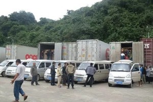 Hàng chờ thông quan ở cửa khẩu (Ảnh minh họa)