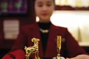 Nhiều hàng “độc” như tượng 12 con giáp, tượng thần tài, nhẫn hình đầu dê, đỉnh vàng, kim bài bằng vàng… phục vụ Tết
