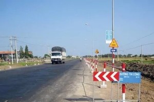 Thi công trên Quốc lộ 1, đoạn mở rộng qua tỉnh Quảng Trị. Ảnh: C.C