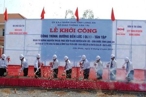Các đại biểu thực hiện nghi lễ khởi công