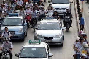 Taxi không được xếp là phương tiện vận tải cá nhân, nhưng cũng không thuộc diện vận tải công cộng