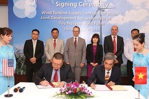 Ông Thomas Ho, Giám đốc Thương mại khối Năng Lượng tái tạo của GE tại Châu Á – Thái Bình Dương và ông Hồ Xuân Hùng, Giám đốc HTL thực hiện ký kết hợp đồng cung cấp tua-bin gió