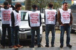 Người của CTCP Hoàng Thịnh tập trung đứng trước trụ sở công ty bảo hiểm Xuân Thành