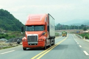 Nhiều xe chở quá tải chạy vào tuyến đường cao tốc Nội Bài - Lào Cai