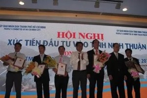 Lãnh đạo tỉnh Ninh Thuận trao giấy chứng nhận đầu tư cho 5 dự án với tổng vốn đầu tư gần 6.000 tỷ đồng