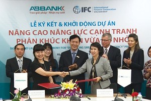 Bà Nguyễn Thị Ngọc Mai - Phó tổng giám đốc ABBANK và bà Nguyễn Hạnh Nam - Phụ trách khối khách hàng định chế tài chính tại khu vực Mekong của IFC ký kết hợp đồng tư vấn Dự án Nâng cao năng lực cạnh tranh phân khúc khách hàng SME