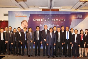 Bộ trưởng chụp ảnh lưu niệm với các doanh nhân tham dự đối thoại