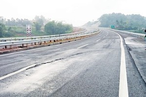 Đoạn đường bị sụt lún và xuất hiện vết nứt trên tuyến đường cao tốc Nội Bài - Lào Cai tại km 83 chiều từ Yên Bái về Phú Thọ. Ảnh: Anh Tuấn.