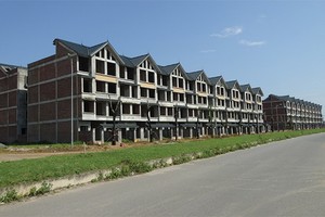 Thanh khoản của nhà liền kề, biệt thự Hà Nội phụ thuộc nhiều vào việc dự án đã được kết nối và hoàn thiện hạ tầng hay chưa. (Trong ảnh là Dự án Kim Chung Di Trạch, huyện Hoài Đức) - Ảnh: Hoài Nam