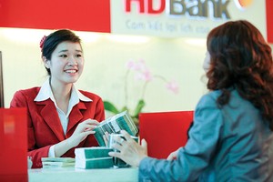 Các nhà băng đang tích cực tung ra nhiều gói 
tín dụng lãi suất ưu đãi cho người vay mua nhà - Ảnh: Lê Toàn