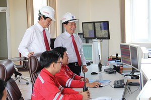 Chủ tịch và Tổng giám đốc NT2 kiểm tra công tác vận hành tại nhà điều khiển trung tâm