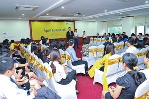 Ông Mark Wilson, Tổng giám đốc Tập đoàn Aviva gặp gỡ cán bộ, nhân viên Công ty liên doanh bảo hiểm nhân thọ VietinAviva