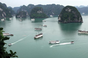 Vịnh Hạ Long luôn hấp dẫn du khách trong nước và quốc tế