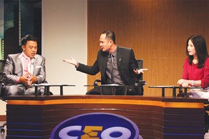 Ông Trần Tấn Đạt, Giám đốc điều hành Công ty TNHH Đầu tư Xây dựng Quân Đạt (ngồi giữa) đang thuyết phục các cổ đông đồng ý giải pháp của mình.