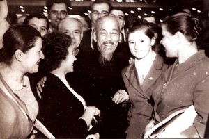 Chủ tịch Hồ Chí Minh nói chuyện thân mật với các đại biểu Liên Xô và nước ngoài dự Đại hội 22 Đảng Cộng sản Liên Xô - Ảnh: TTXVN
