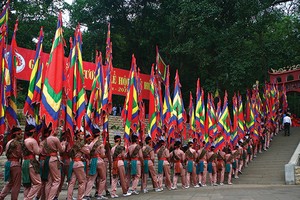 Cứ đúng ngày 10/3 cúng giỗ Tổ tiên, con Hồng cháu Lạc lại tụ hội về Đền Hùng để hướng về cội nguồn dân tộc - Ảnh:Trung Kiên